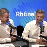 Qu'est-ce qui les fait sourire ainsi? Le pari raté de Sébastien? L'accent anglais de Stève? Les deux, certainement ! Sans compter la joie d'être sur Rhône FM, évidemment !